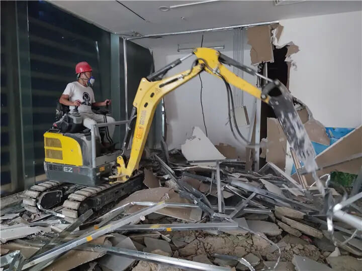 微型挖机拆除废旧钢结构
