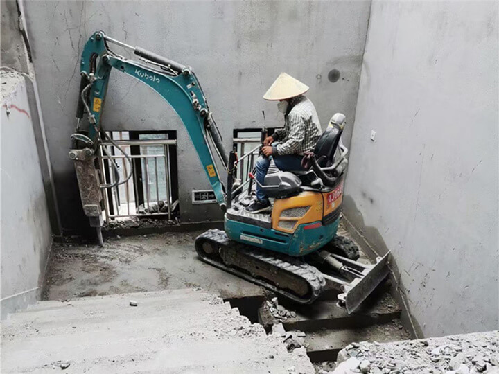 无锡某别墅进行室内楼梯拆除