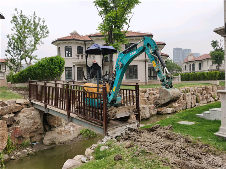 无锡某景区进行园林绿化作业