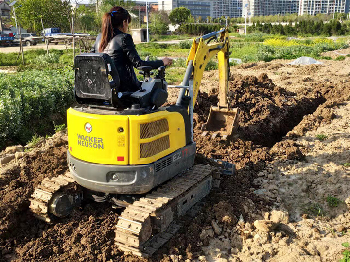 蔬菜大棚挖3km水渠