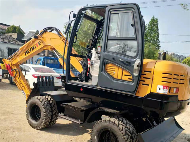 出租恒特牌轮式小挖机