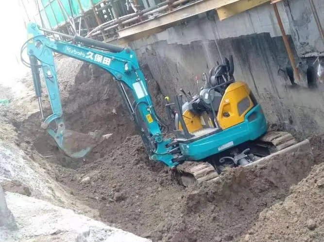 小型挖掘机